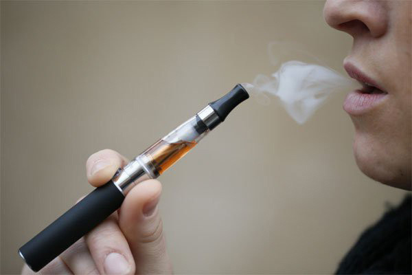 Bộ Y tế khẳng định: Thuốc là điện tử không có công dụng cai thuốc lá như nhiều người lầm tưởng - Ảnh 2.