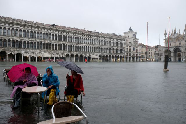 Hàng trăm khách du lịch lội bì bõm tại Venice vì triều cường - Ảnh 2.