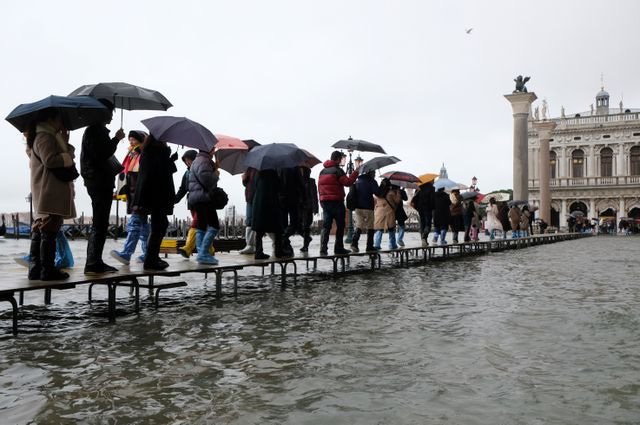 Hàng trăm khách du lịch lội bì bõm tại Venice vì triều cường - Ảnh 3.