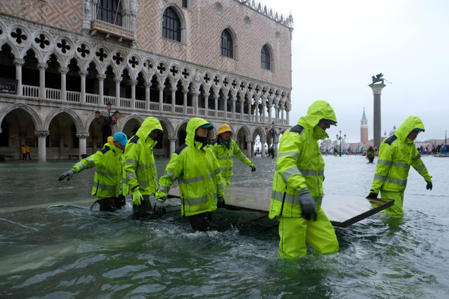 Hàng trăm khách du lịch lội bì bõm tại Venice vì triều cường - Ảnh 5.