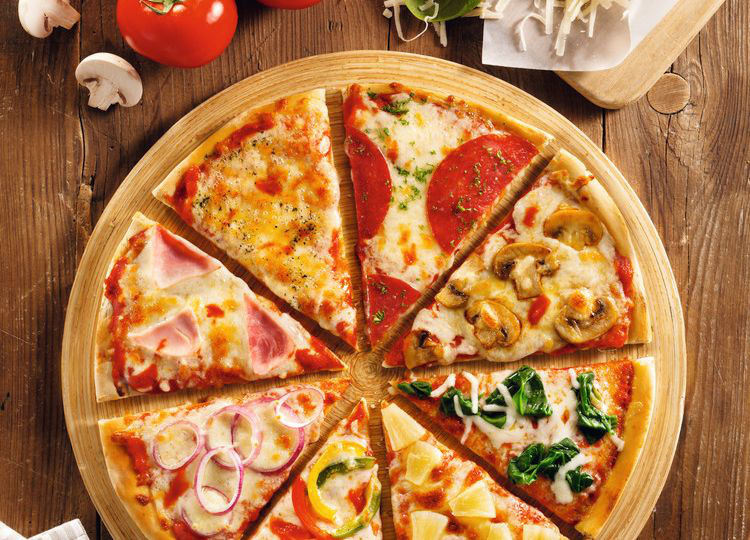 Đố bạn biết, vì sao pizza có hình tròn nhưng lại được đựng trong hộp vuông và cắt theo hình tam giác? - Ảnh 2.