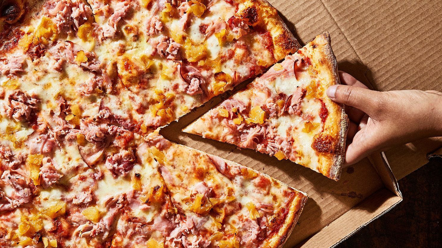 Đố bạn biết, vì sao pizza có hình tròn nhưng lại được đựng trong hộp vuông và cắt theo hình tam giác? - Ảnh 4.