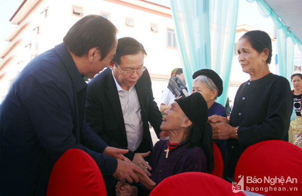 Phó Thủ tướng Vương Đình Huệ dự Ngày hội Đại đoàn kết cùng bà con nhân dân xóm Tân Lập 1,  Nghi Lộc (Nghệ An) - Ảnh 1.