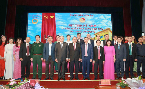 Phó Thủ tướng thăm và chúc mừng các thầy cô giáo nhân ngày Nhà giáo Việt Nam - Ảnh 1.