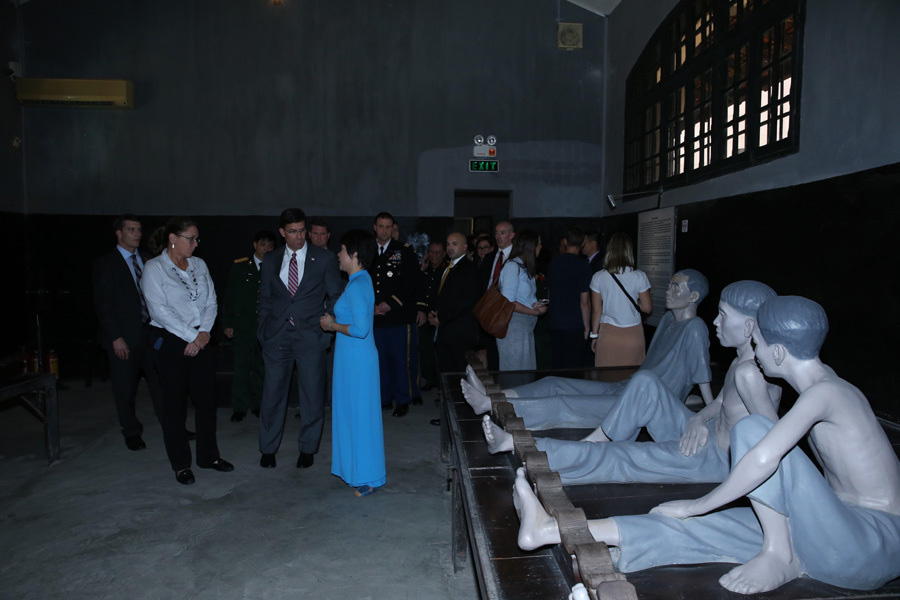 Bộ trưởng Quốc phòng Mỹ thăm di tích nhà tù Hỏa Lò - Ảnh 4.