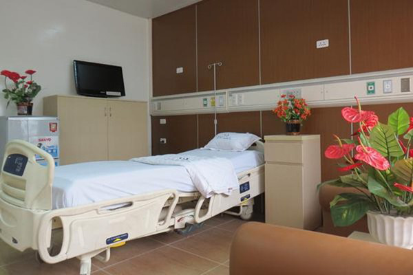 Thủ tướng yêu cầu Bộ Y tế nghiên cứu phản ánh về tình trạng thiếu bác sĩ và giá giường bệnh cao - Ảnh 1.