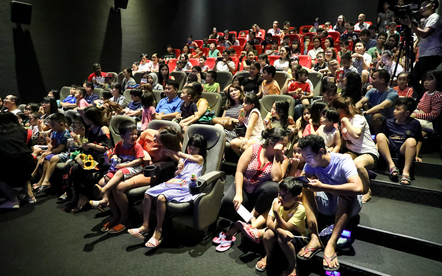Khán giả Vũng Tàu xếp hàng dài, ngồi bệt xem phim ở tuần liên hoan phim Việt Nam lần thứ XXI