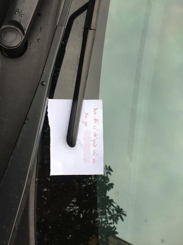 Nữ tài xế va quệt với ô tô khác trên đường và mảnh giấy nhắn gây chú ý - Ảnh 2.