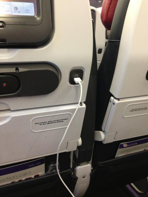 Trong tương lai, hành khách có thể bị tính thêm phí nếu muốn sạc pin điện thoại trên máy bay - Ảnh 1.