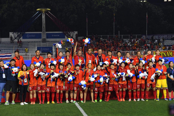 Sau 60 năm chờ đợi, bóng đá Việt Nam đã chạm tay vào giấc mơ vàng lịch sử - Ảnh 3.