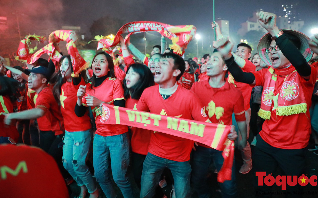 Sau 60 năm chờ đợi, bóng đá Việt Nam đã chạm tay vào giấc mơ vàng lịch sử