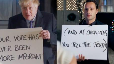 Nỗ lực cuối trước bầu cử, Thủ tướng Anh hóa &quot;gã si tình&quot; trong phim lãng mạn kinh điển - Ảnh 2.