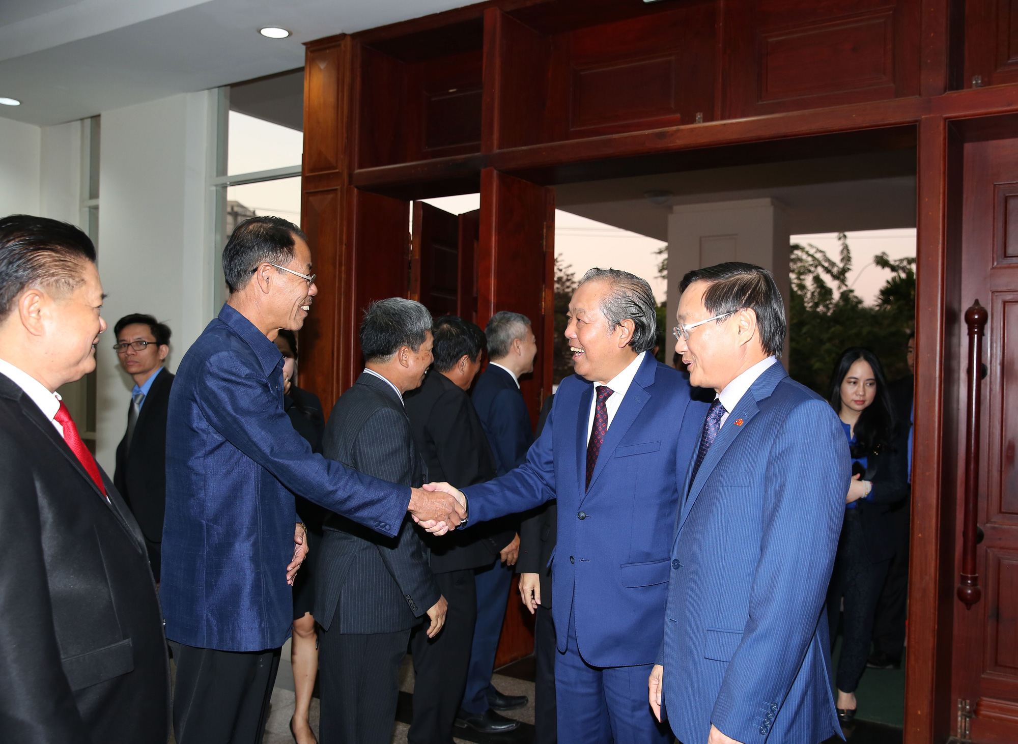 Phó Thủ tướng Thường trực thăm Đại sứ quán và cộng đồng người Việt Nam tại Lào - Ảnh 1.