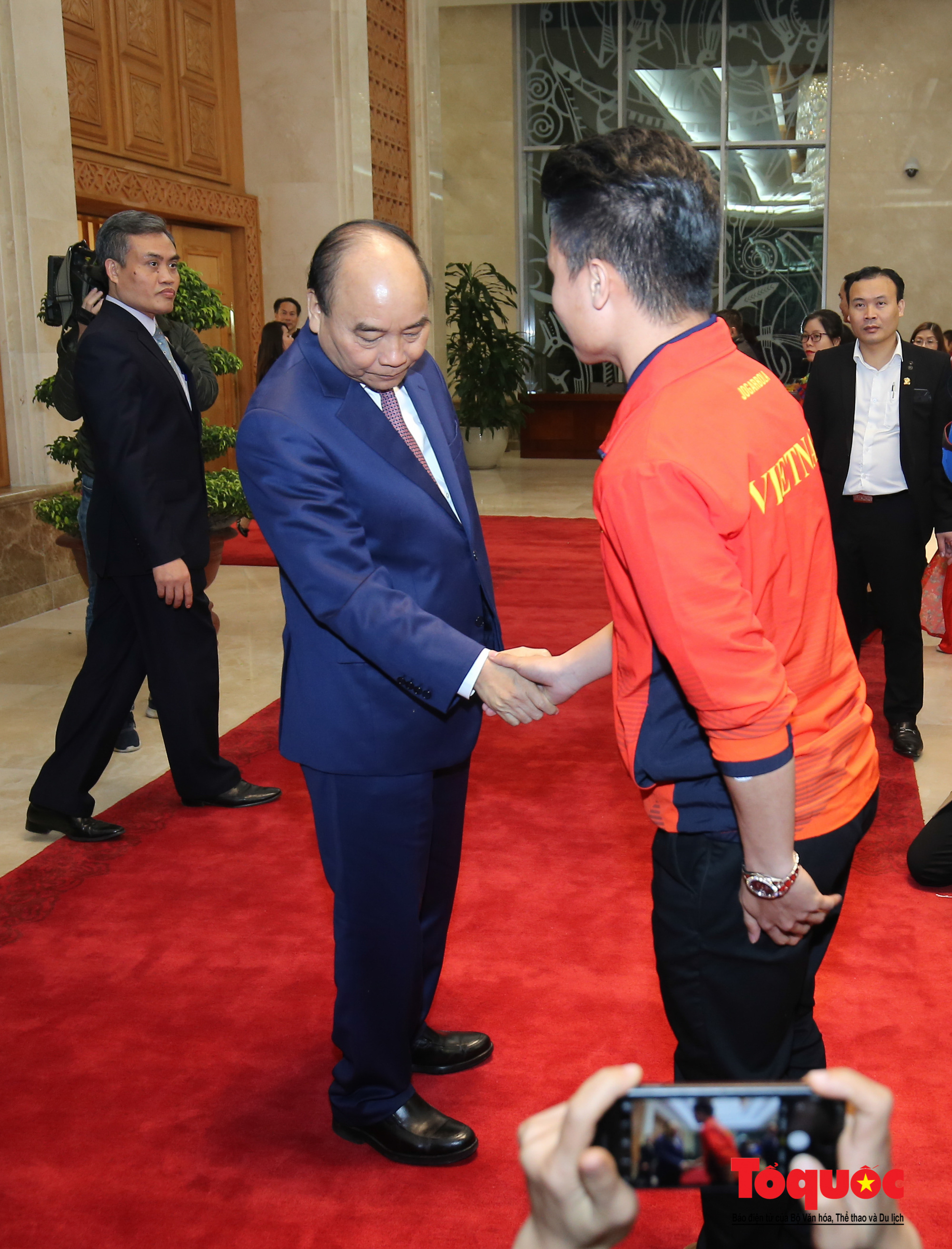 Thủ tướng Nguyễn Xuân Phúc gặp mặt thân mật các cầu thủ đội tuyển U22 Việt Nam và ĐT nữ Việt Nam - Ảnh 4.