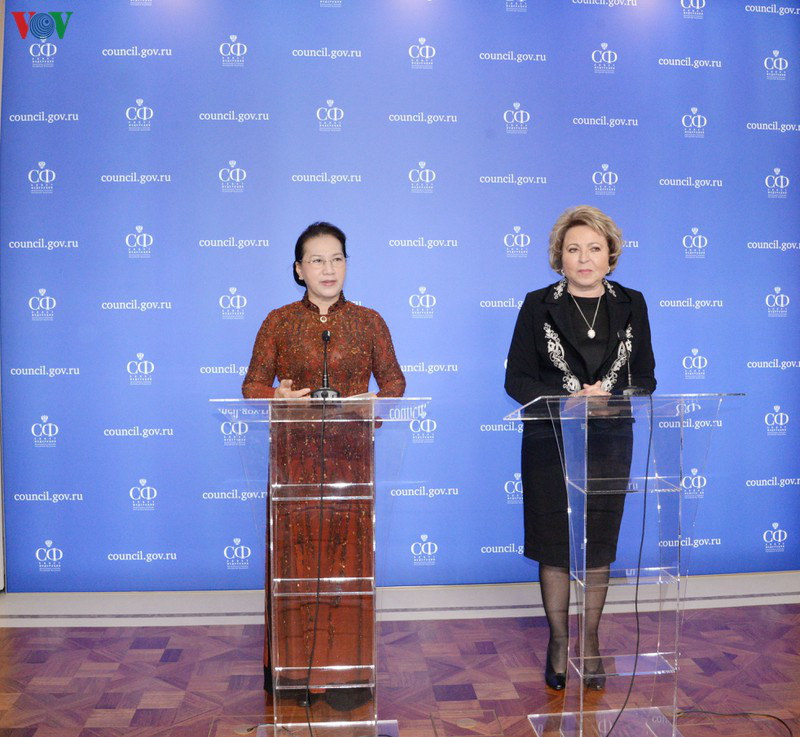 Chủ tịch Quốc hội và Chủ tịch Hội đồng Liên bang Nga gặp gỡ báo chí - Ảnh 1.