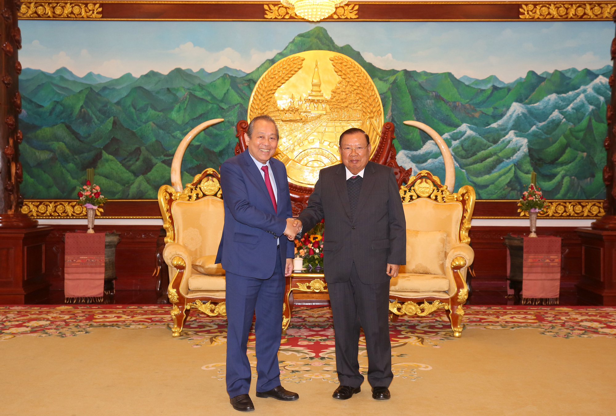 Phó Thủ tướng Trương Hòa Bình hội kiến Tổng Bí thư, Chủ tịch nước và Thủ tướng Lào - Ảnh 1.