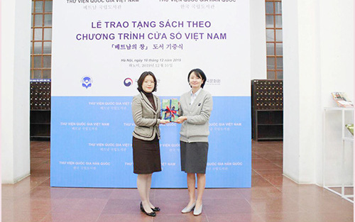 Thư viện Quốc gia Việt Nam tiếp nhận gần 100 đầu sách từ chương trình 