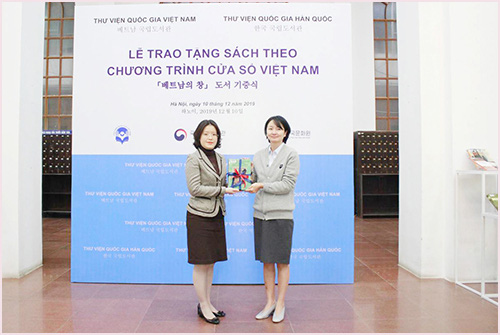 Thư viện Quốc gia Việt Nam tiếp nhận gần 100 đầu sách từ chương trình &quot;Cửa sổ Việt Nam&quot; - Ảnh 1.