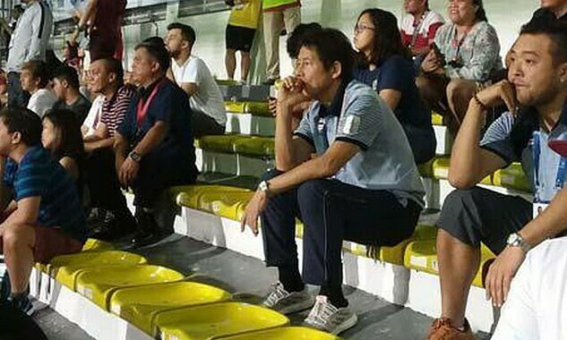HLV Akira Nishino ngồi trên khán đài đã mỉm cười khi Hoàng Đức ghi bàn vào lưới U22 Indonesia - Ảnh 1.