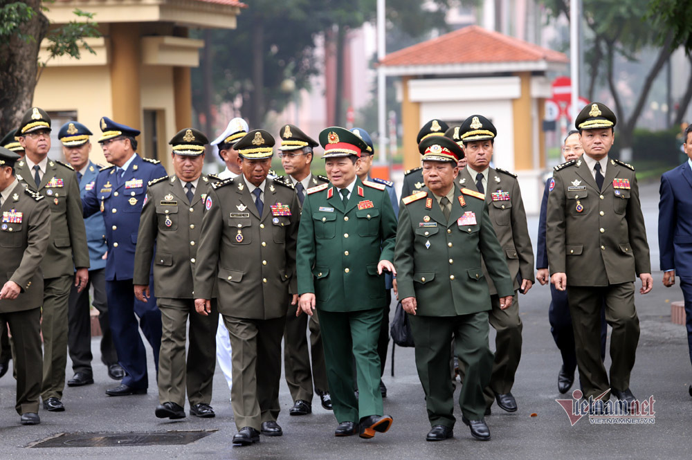Phút tản bộ của Đại tướng Ngô Xuân Lịch với Bộ trưởng Quốc phòng 2 nước - Ảnh 1.