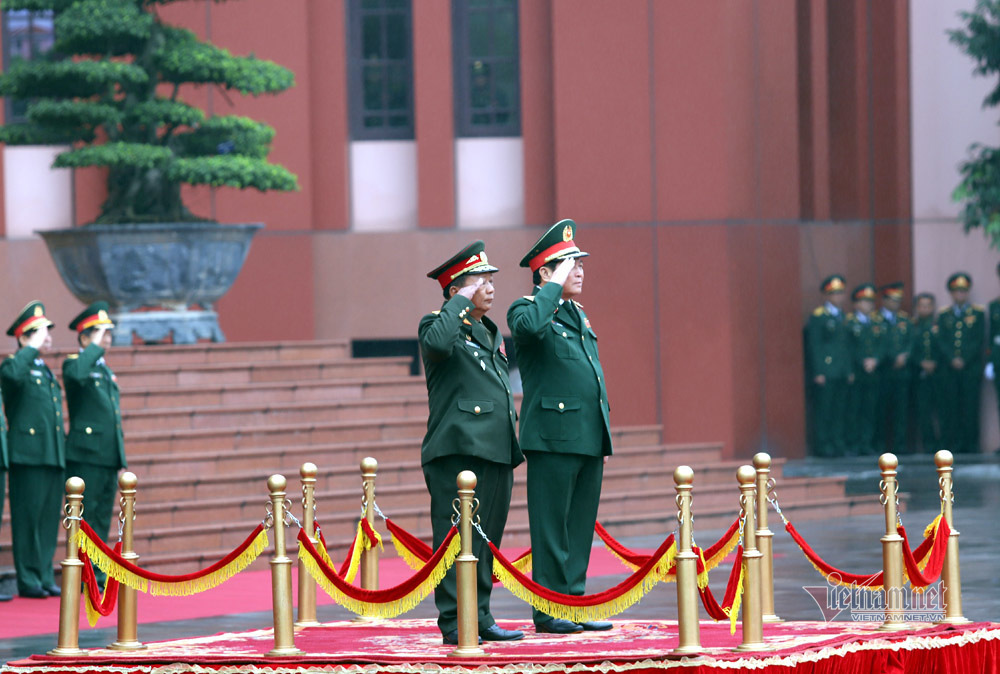 Phút tản bộ của Đại tướng Ngô Xuân Lịch với Bộ trưởng Quốc phòng 2 nước - Ảnh 10.