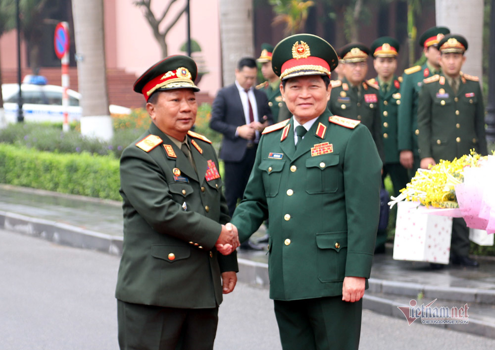 Phút tản bộ của Đại tướng Ngô Xuân Lịch với Bộ trưởng Quốc phòng 2 nước - Ảnh 9.