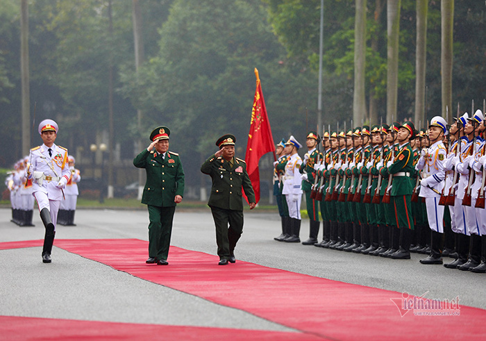 Phút tản bộ của Đại tướng Ngô Xuân Lịch với Bộ trưởng Quốc phòng 2 nước - Ảnh 11.
