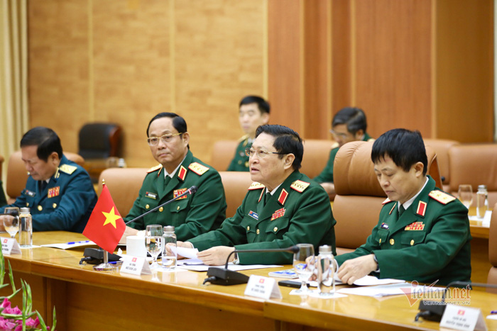 Phút tản bộ của Đại tướng Ngô Xuân Lịch với Bộ trưởng Quốc phòng 2 nước - Ảnh 12.