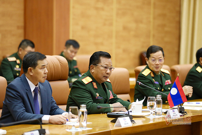 Phút tản bộ của Đại tướng Ngô Xuân Lịch với Bộ trưởng Quốc phòng 2 nước - Ảnh 13.