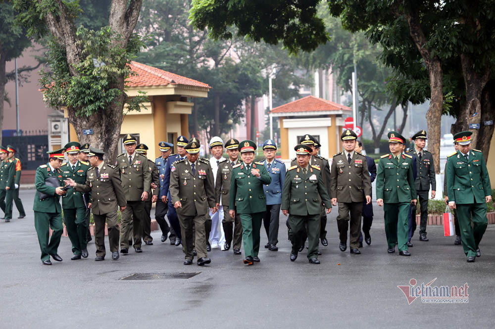 Phút tản bộ của Đại tướng Ngô Xuân Lịch với Bộ trưởng Quốc phòng 2 nước - Ảnh 2.