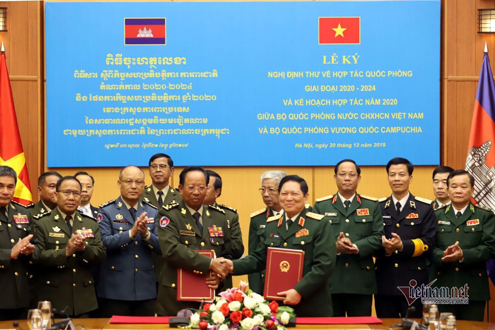 Phút tản bộ của Đại tướng Ngô Xuân Lịch với Bộ trưởng Quốc phòng 2 nước - Ảnh 8.