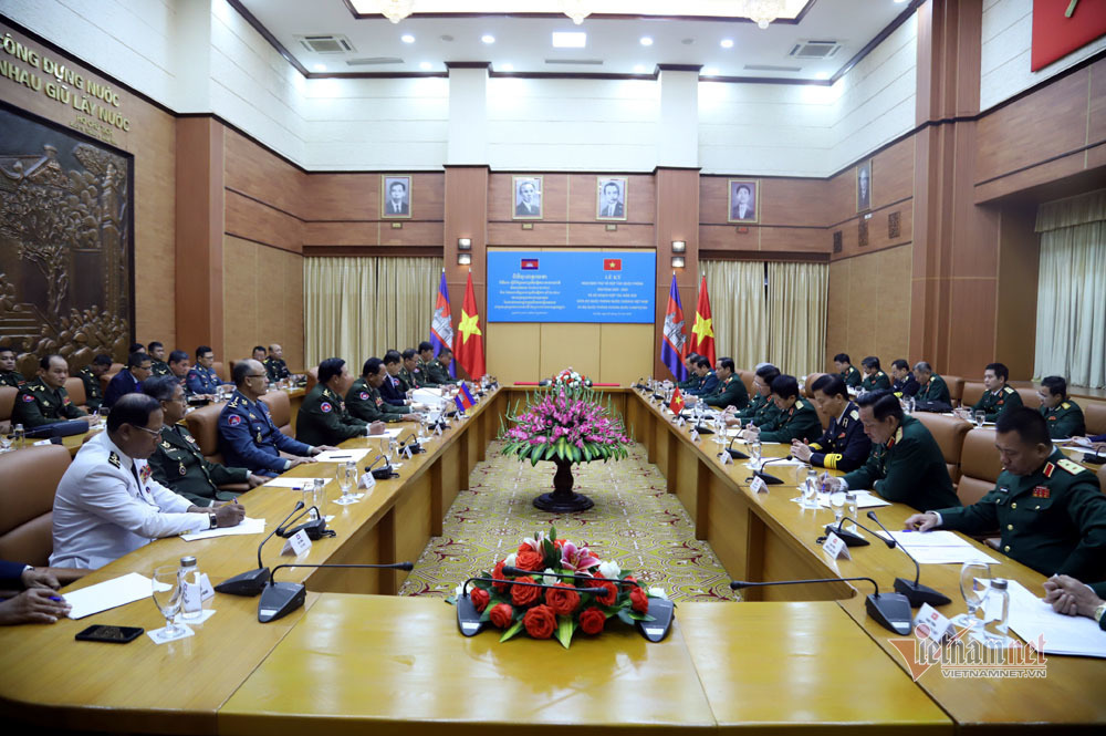 Phút tản bộ của Đại tướng Ngô Xuân Lịch với Bộ trưởng Quốc phòng 2 nước - Ảnh 5.