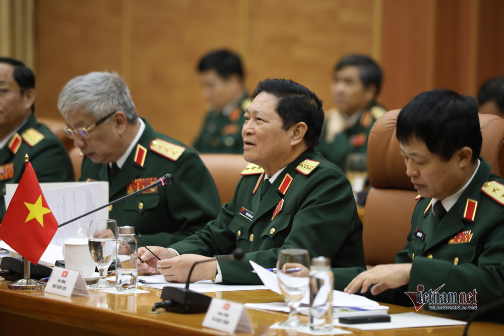 Phút tản bộ của Đại tướng Ngô Xuân Lịch với Bộ trưởng Quốc phòng 2 nước - Ảnh 6.