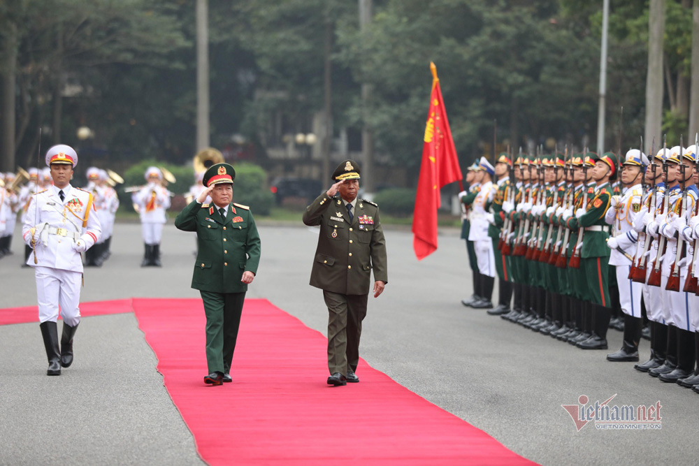 Phút tản bộ của Đại tướng Ngô Xuân Lịch với Bộ trưởng Quốc phòng 2 nước - Ảnh 4.