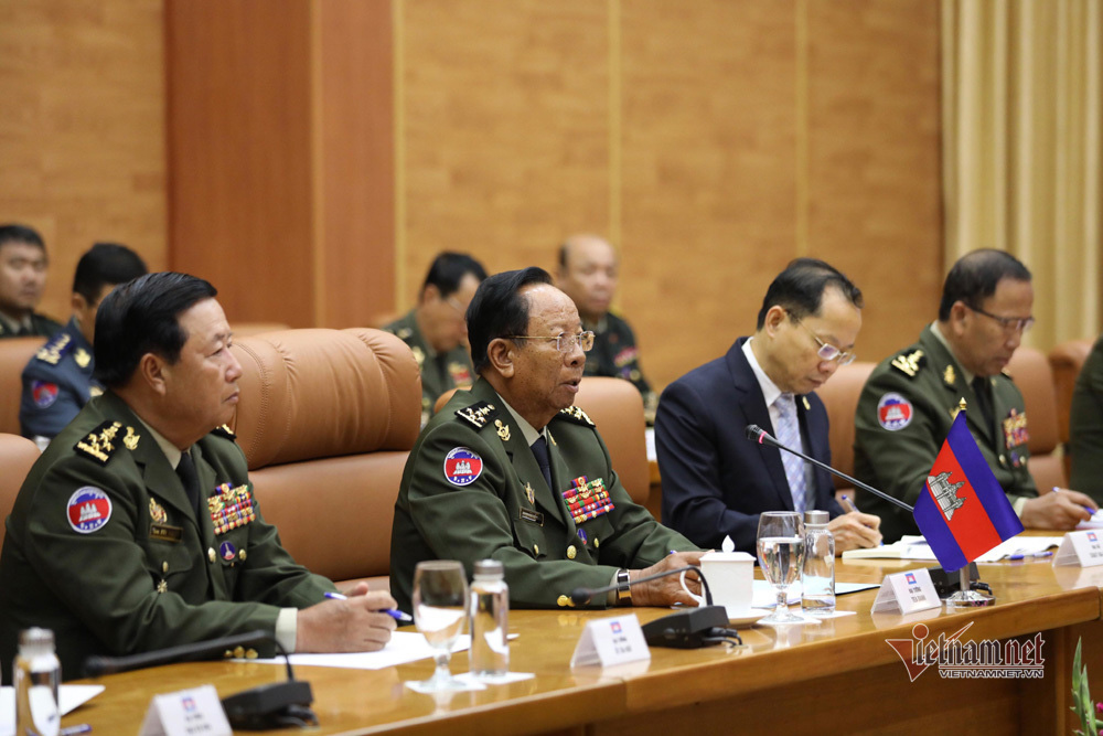 Phút tản bộ của Đại tướng Ngô Xuân Lịch với Bộ trưởng Quốc phòng 2 nước - Ảnh 7.