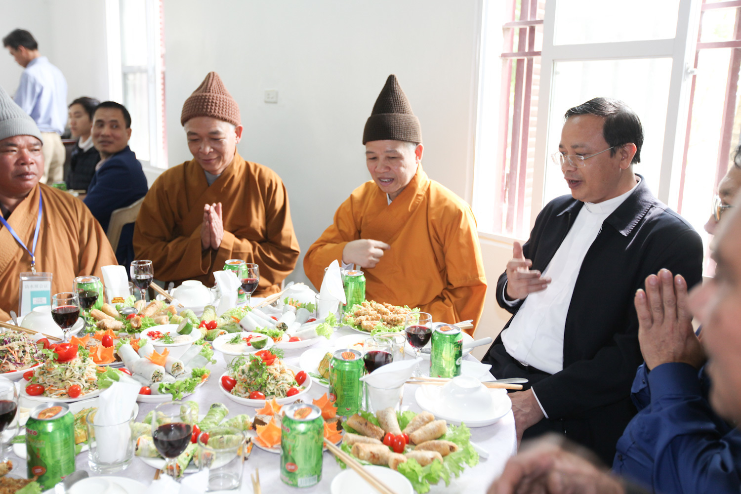 Bữa cơm thân mật giữa Phật giáo và Thiên Chúa giáo đêm Noel - Ảnh 3.