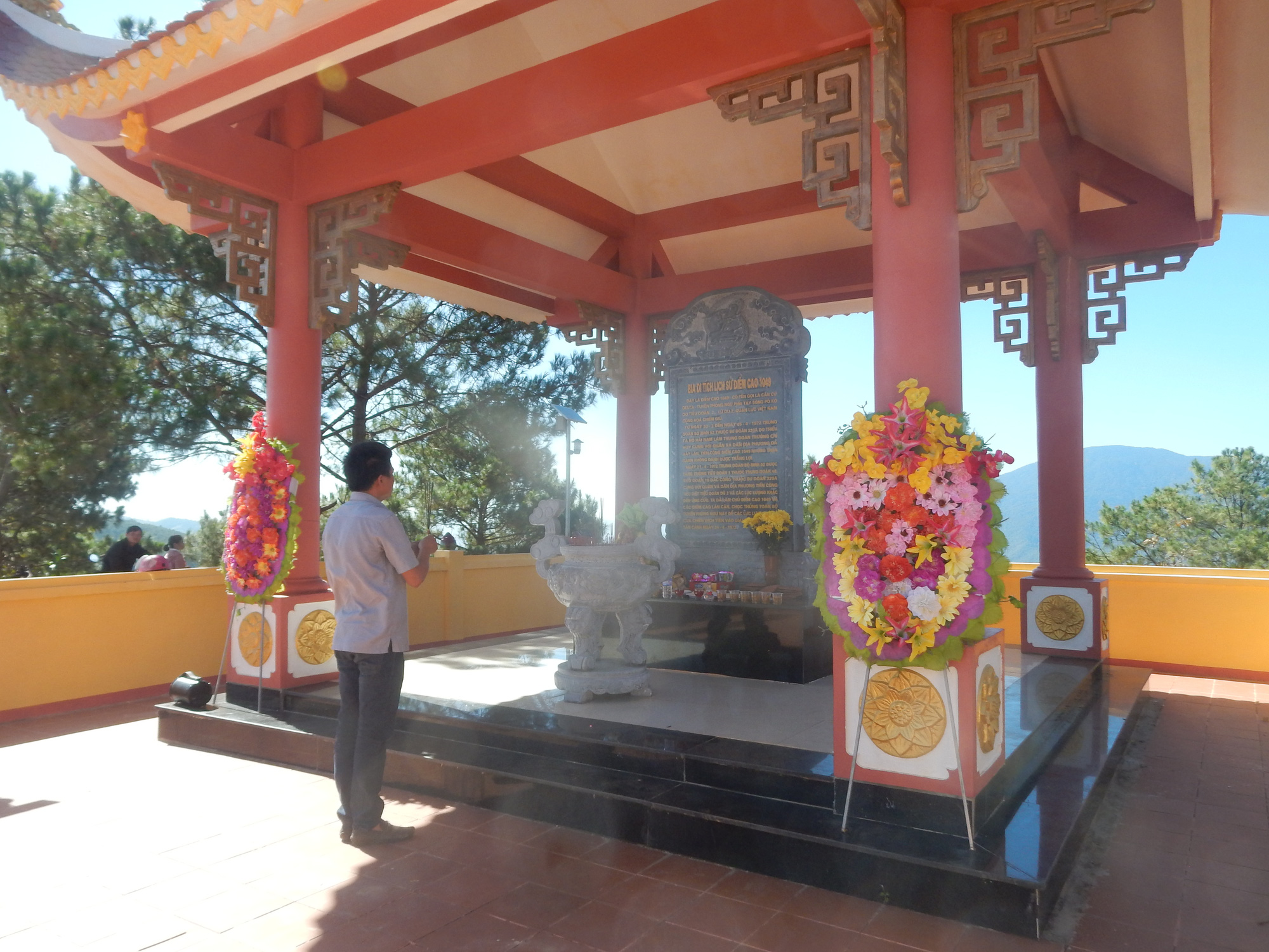 Bia tưởng niệm các anh hùng liệt sỹ tại điểm cao 1049 (Delta). Bia tưởng niệm các anh hùng liệt sỹ tại điểm cao 1049 (Delta).