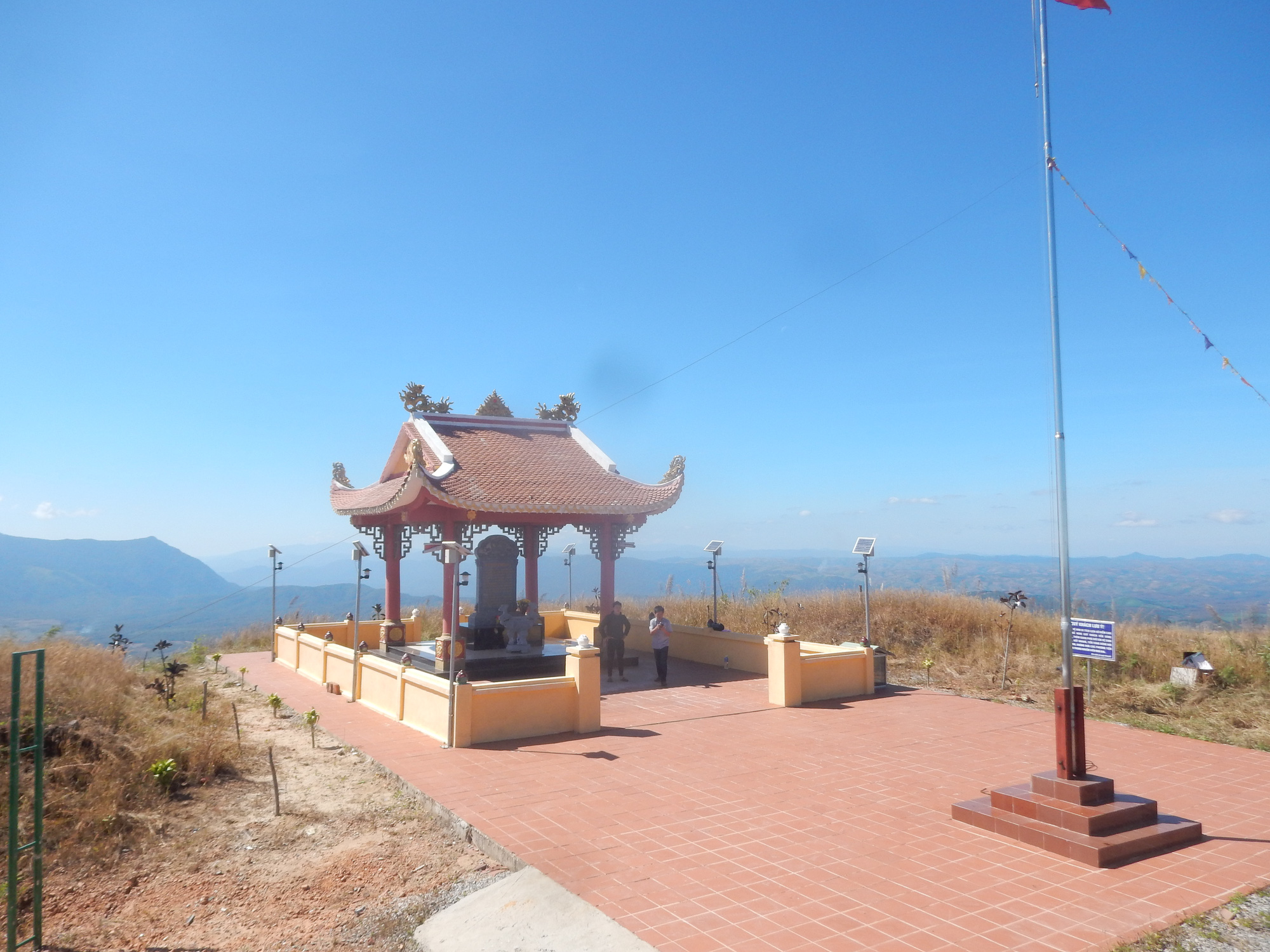 Bia tưởng niệm các anh hùng liệt sỹ tại điểm cao 1015. Bia tưởng niệm các anh hùng liệt sỹ tại điểm cao 1015.