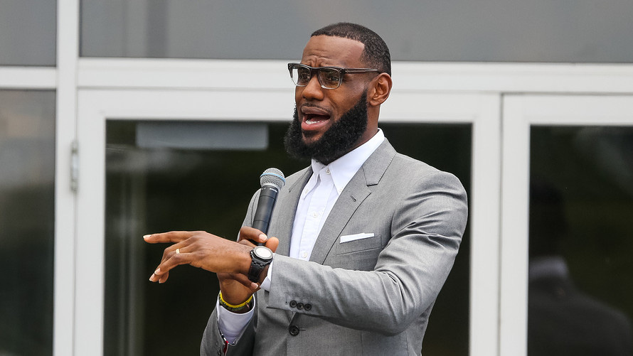 Kiếm tiền &quot;tấn&quot; trong suốt một thập kỷ vừa qua, LeBron James xứng đáng với danh hiệu &quot;Nhà vua&quot; tại NBA - Ảnh 1.