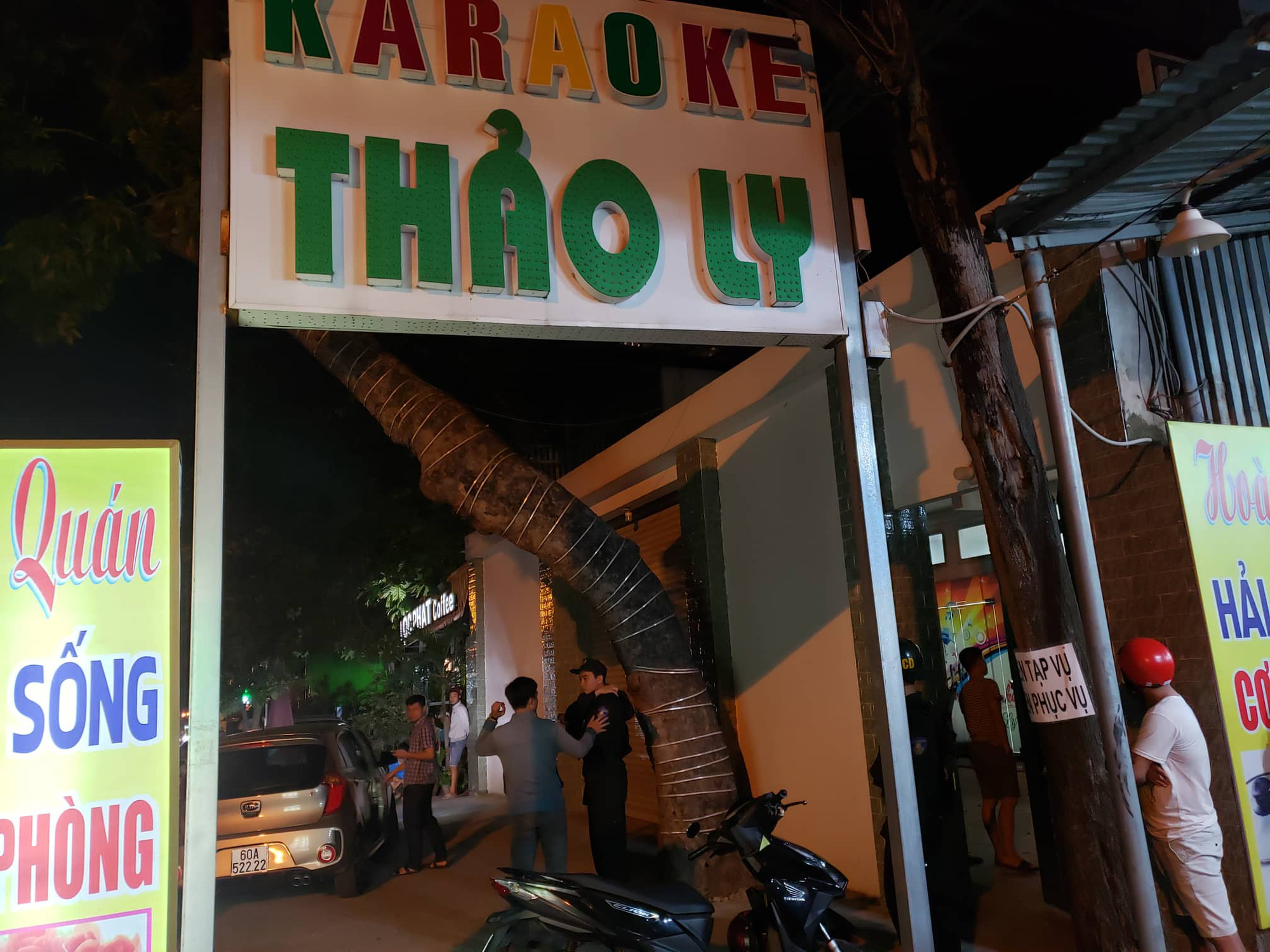 Bị công an đột kích quán karaoke, nhiều đối tượng sử dụng ma túy khóa cửa cố thủ - Ảnh 1.