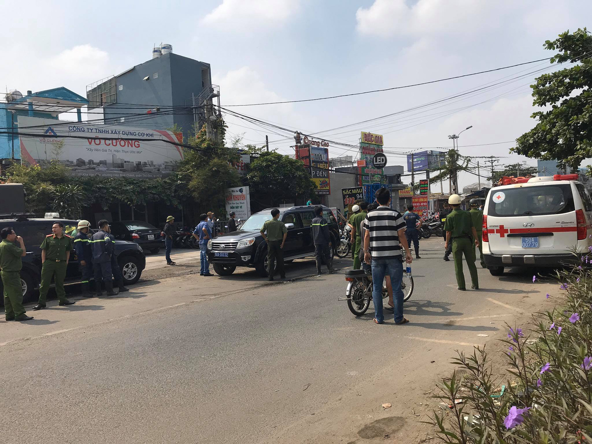 Công an nổ súng khống chế thanh niên nghi ngáo đá đánh vợ và con nhỏ ở Sài Gòn - Ảnh 2.