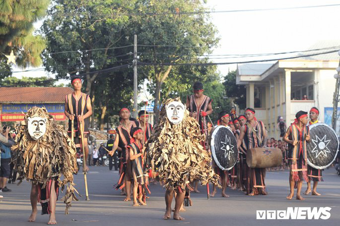 Hàng nghìn nghệ nhân biểu diễn lễ trong hội đường phố 'Vũ điệu cồng chiêng' - Ảnh 1.