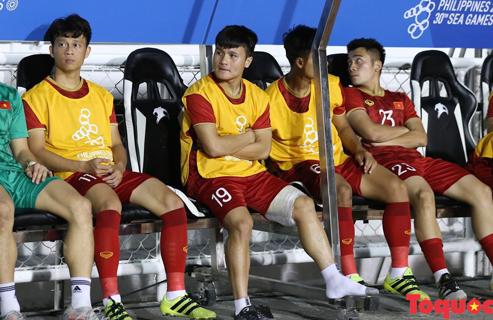 Quang Hải lặng lẽ ngồi trên ghế dự bị, chúc mừng đồng đội sau chiến thắng trước U22 Campuchia - Ảnh 3.