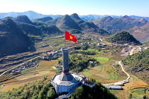 Tự hào lá cờ Việt Nam trên hành trình chinh phục miền biên ải - Ảnh 1.