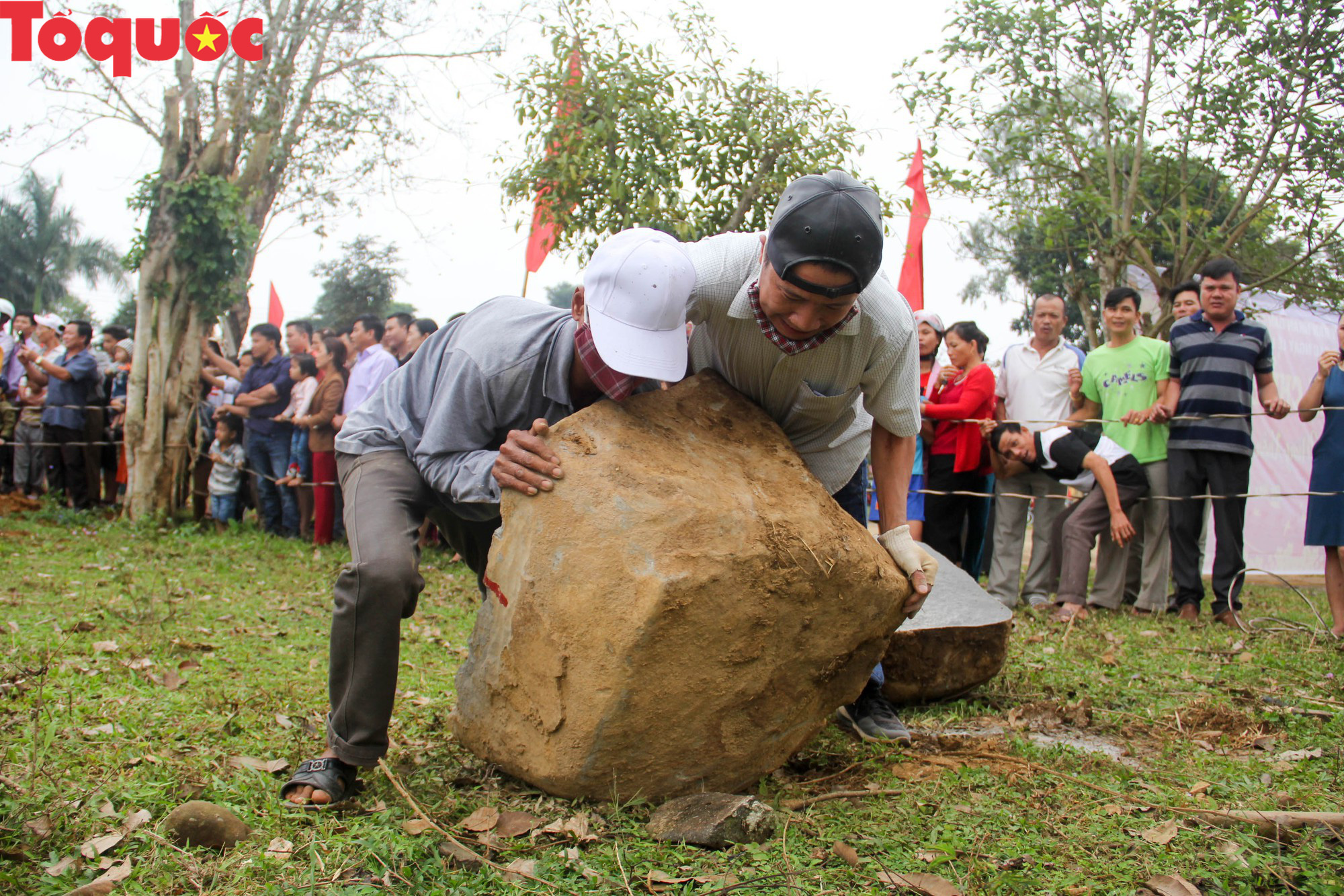 Độc đáo hội thi chẻ đá mồ côi ở Quảng Trị - Ảnh 3.