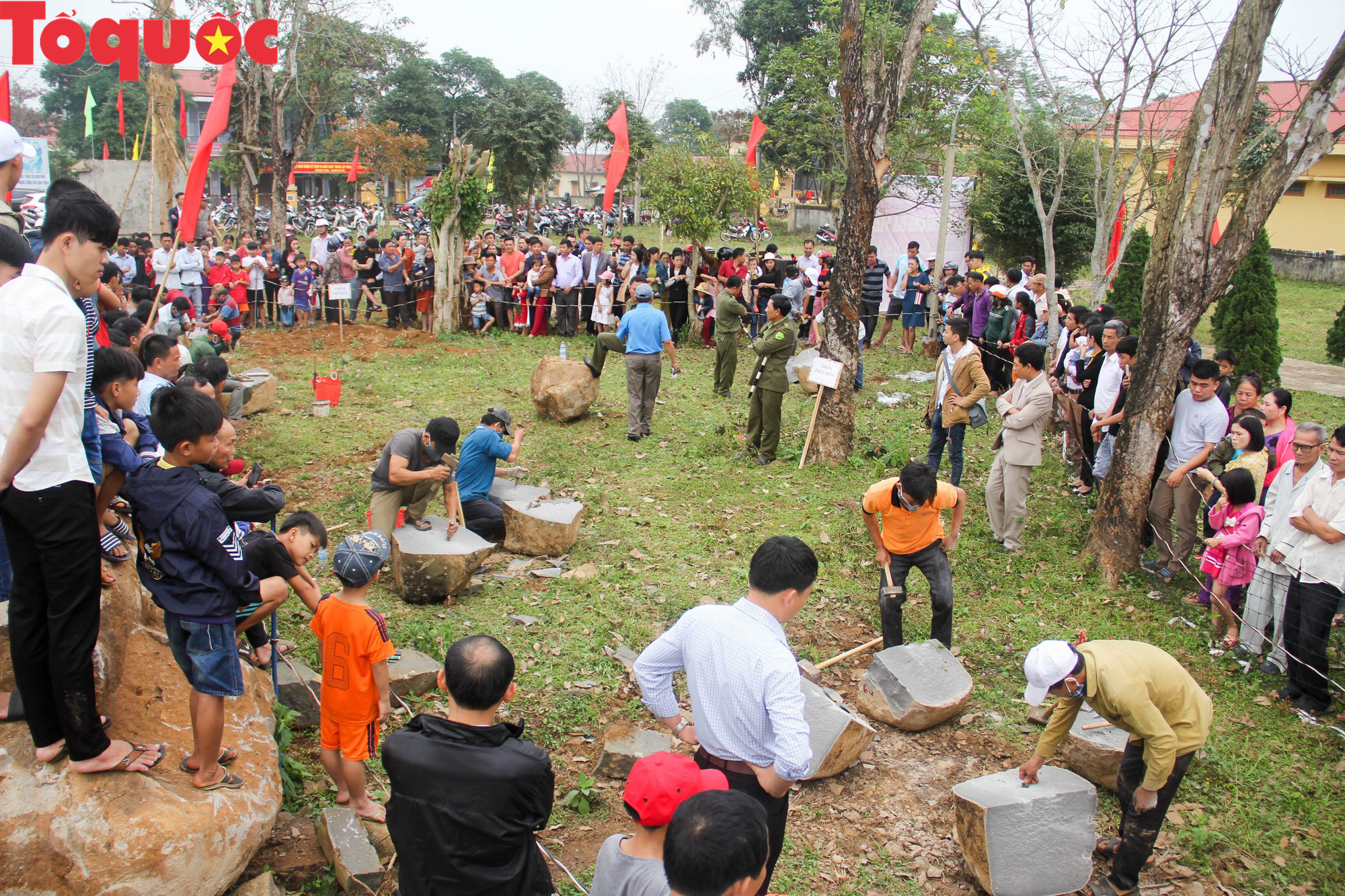 Độc đáo hội thi chẻ đá mồ côi ở Quảng Trị - Ảnh 1.