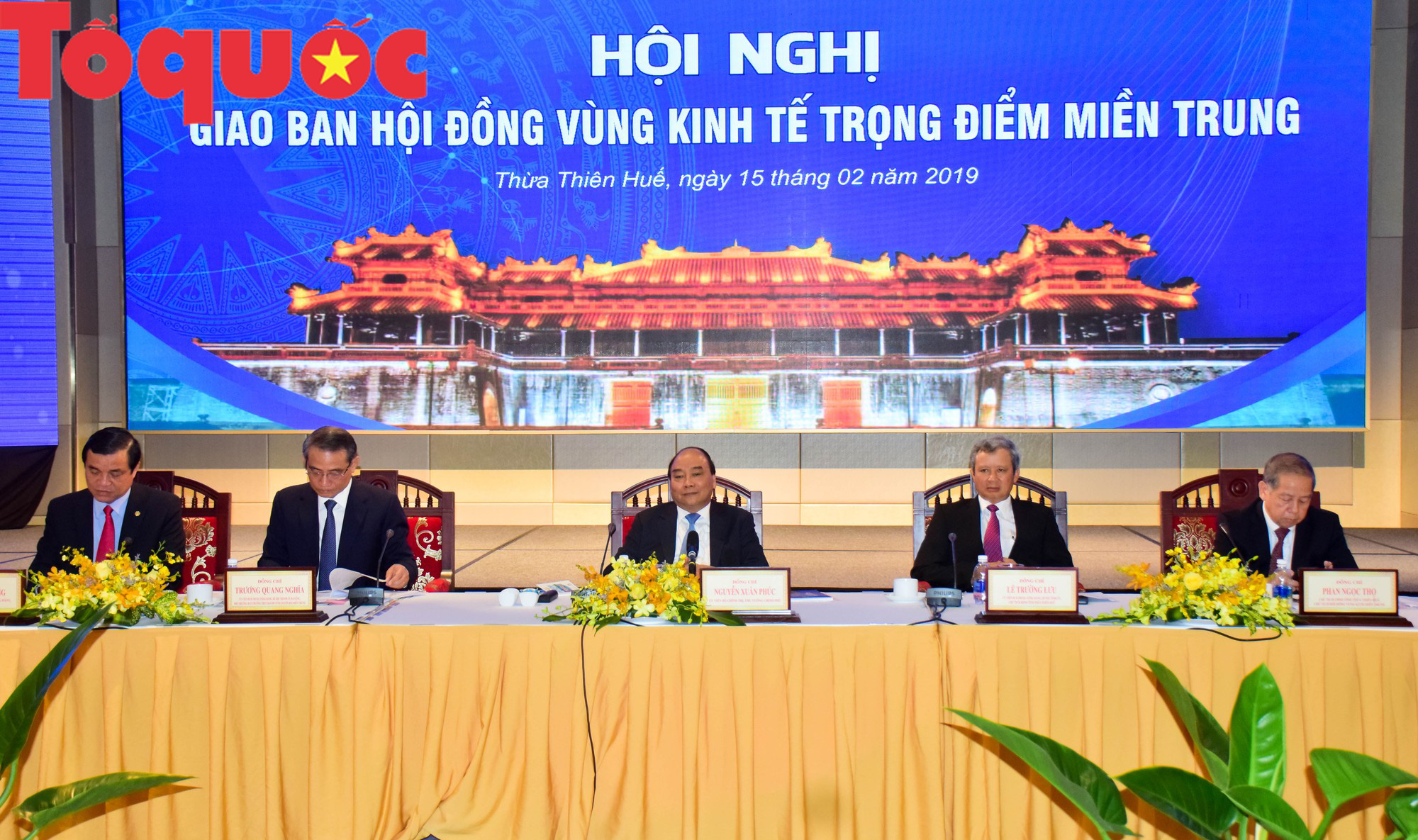Thủ tướng Nguyễn Xuân Phúc: Các tỉnh miền Trung cần tự lực, tự cường đi trên đôi chân của mình - Ảnh 2.