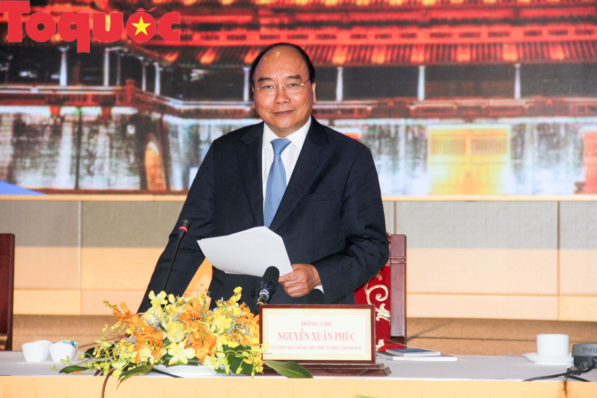 Thủ tướng Nguyễn Xuân Phúc: Các tỉnh miền Trung cần tự lực, tự cường đi trên đôi chân của mình - Ảnh 1.