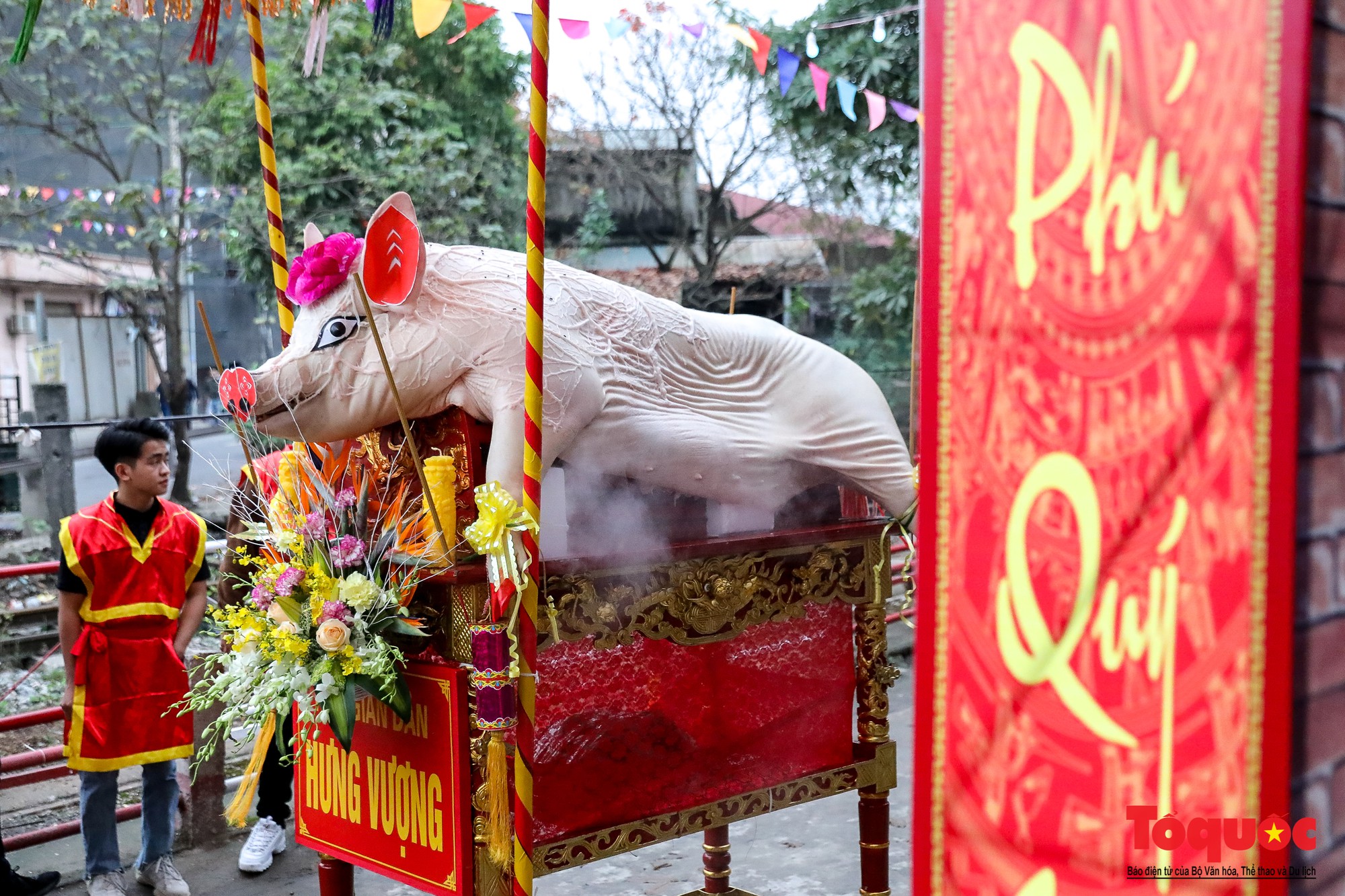 Rước 17 ông lợn trong đêm ở làng La Phù, Hà Nội - Ảnh 2. Rước 17 ông lợn trong đêm ở làng La Phù, Hà Nội - Ảnh 2.