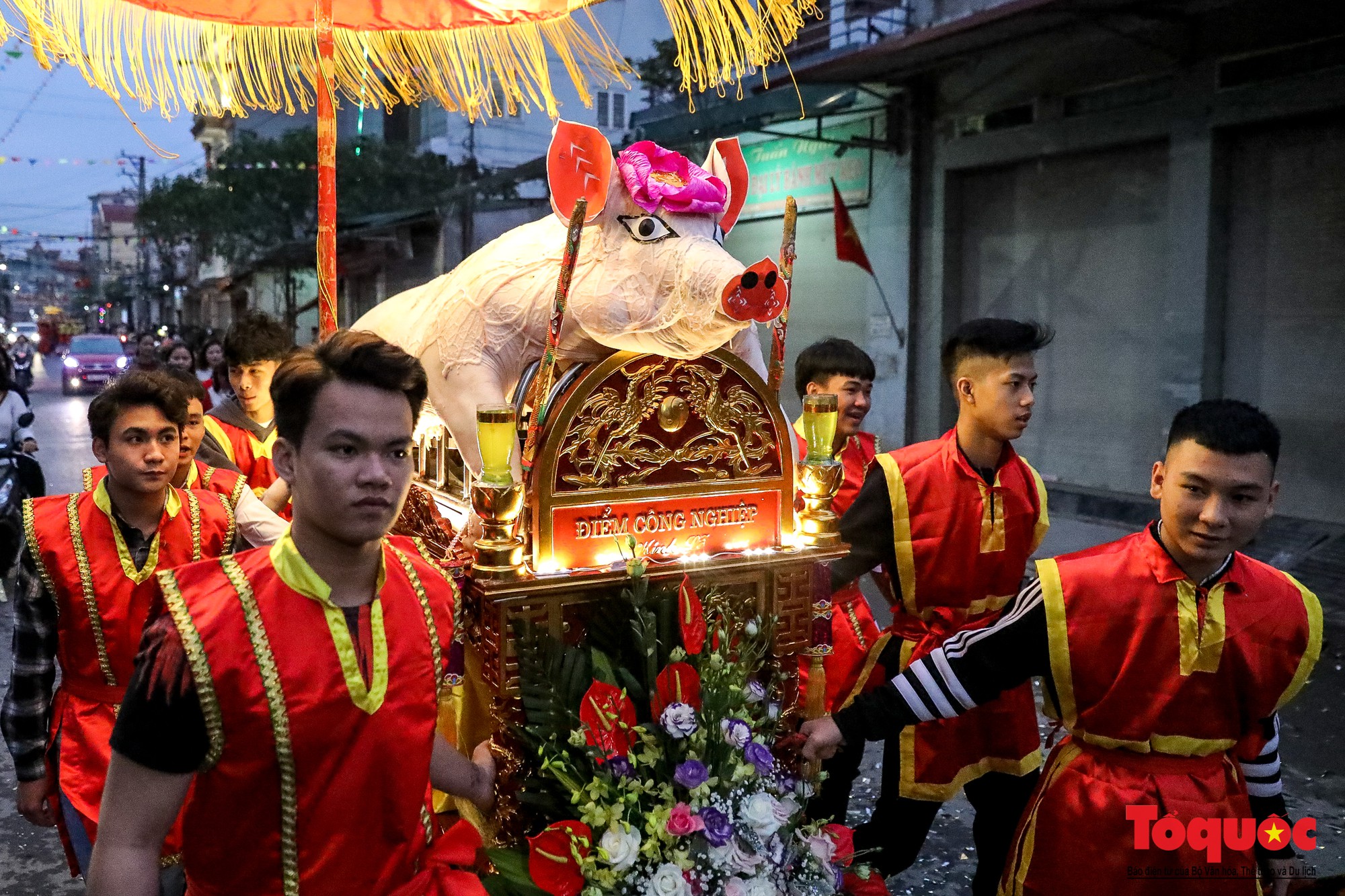 Rước 17 ông lợn trong đêm ở làng La Phù, Hà Nội - Ảnh 3. Rước 17 ông lợn trong đêm ở làng La Phù, Hà Nội - Ảnh 3.